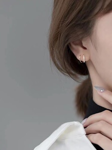 s925银螺旋耳环女韩版小清新单排钻波浪短款耳圈线条耳饰