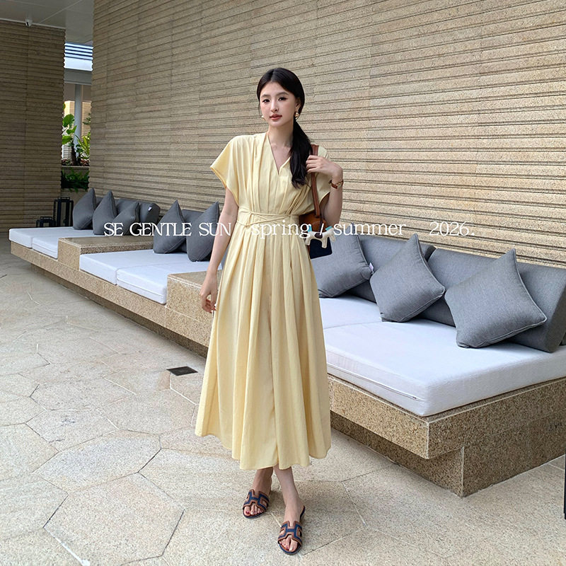 秀熙熙2026春季新款法式优雅绑带短袖连衣裙纯色纯欲裙子女