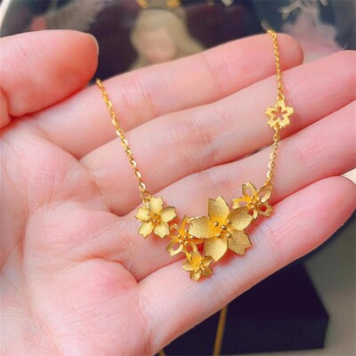 2025新款三生花项链女黄金色镂空花朵吊坠颈链小众时尚桃花锁骨链
