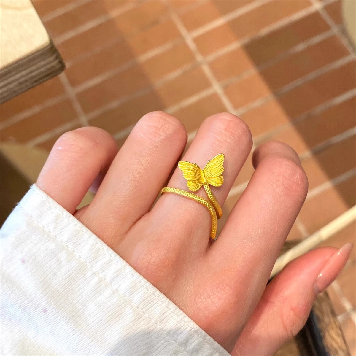 2025新款古法黄金色蝴蝶灵蛇缠绕戒指女高级感轻奢小众设计食指戒