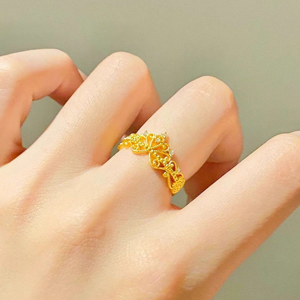 小碎钻皇冠戒指女辛德瑞拉18k金蕾丝花纹镂空指环新款时尚上档次