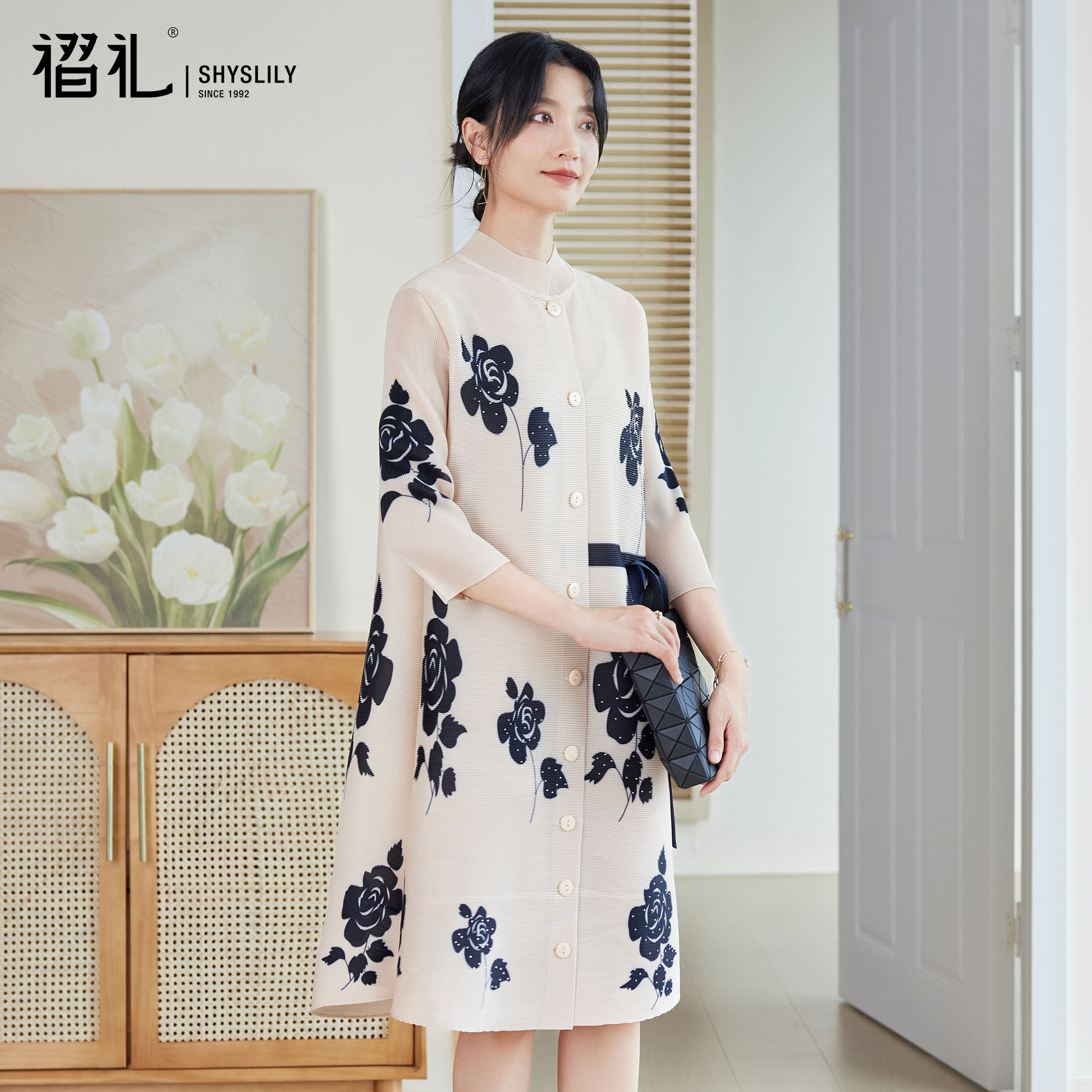 三宅高端洋气妈妈连衣裙秋装印花图片