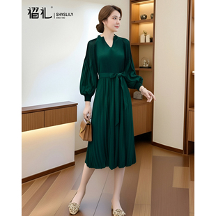 优雅气质连衣裙女春季新款2026高端三宅褶皱收腰显瘦墨绿色中长裙