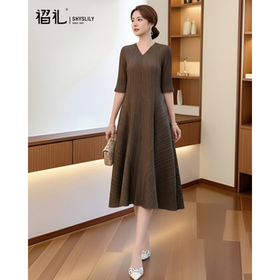 褶礼三宅褶皱v领连衣裙2026春装女新款气质优雅宽松显瘦高端裙子