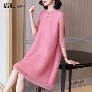 三宅褶皱高端妈妈连衣裙春季女2026新款宽松大码遮肚粉色网纱裙子