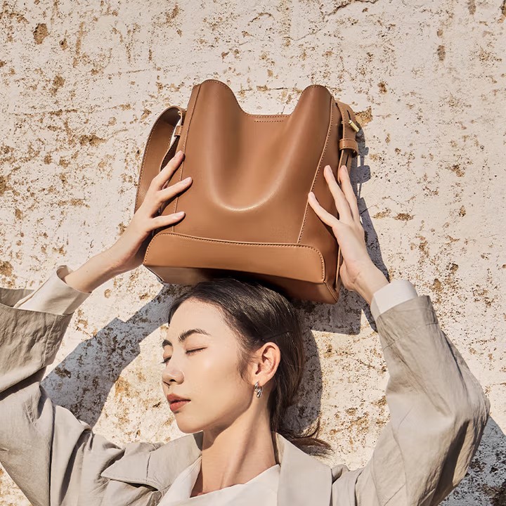 纳兰杜包包女士2025新款水桶包女斜挎大容量女款真皮单肩通勤女包