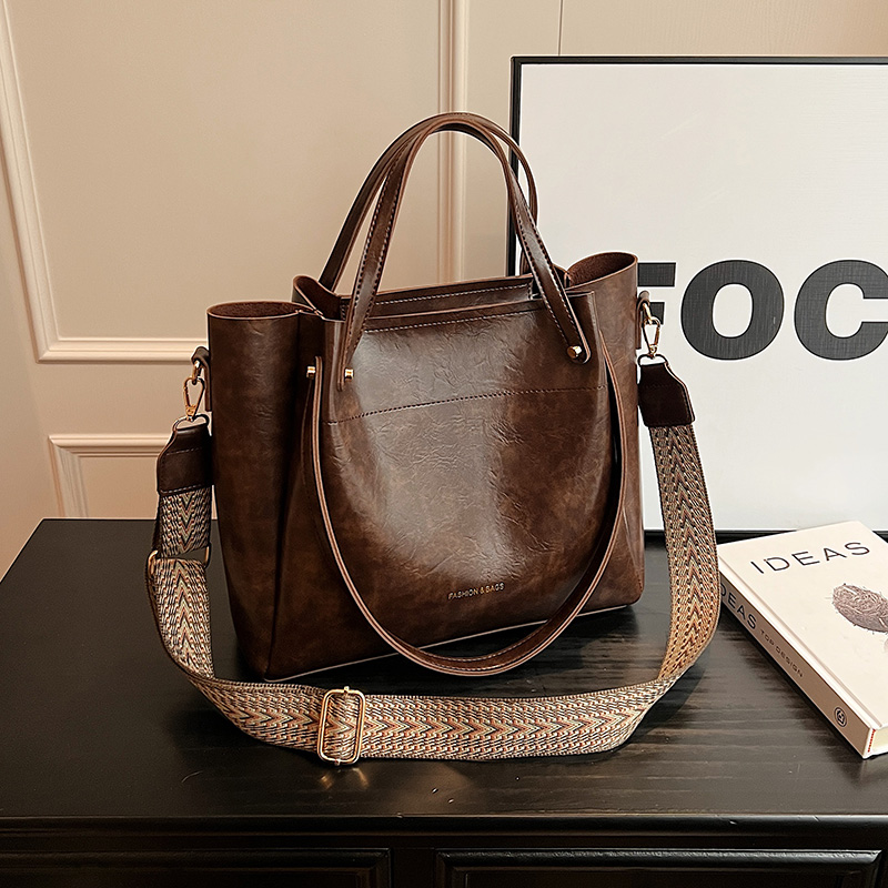 春夏新款大容量手提包包女2025复古单肩腋下包复古通勤斜挎水桶包