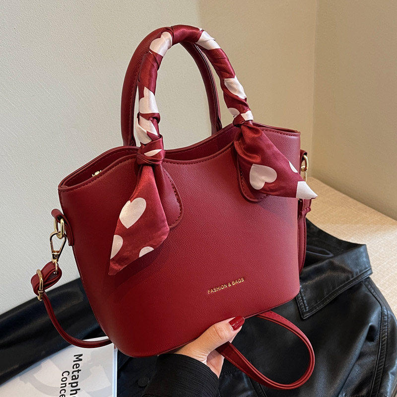 高级感红色手提包包女2026冬季新款婚包结婚新娘包通勤单肩斜挎包