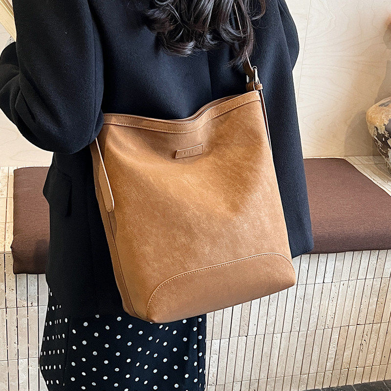 韩版小众水桶包包女2026冬季新款复古通勤单肩包大容量休闲斜背包