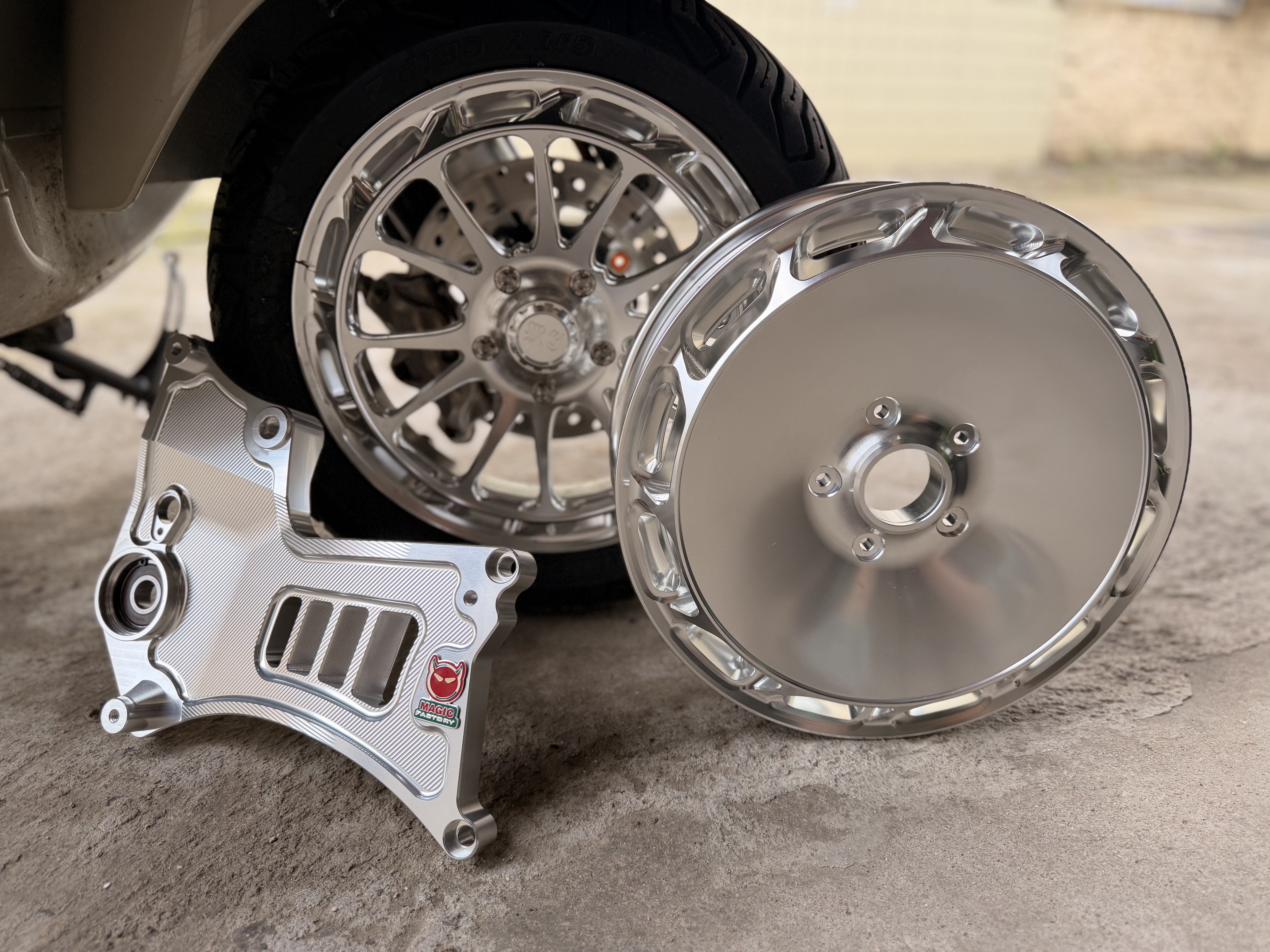 Vespa GTSGTV300改装魔法工厂新款锻造轮毂大饼轮圈排骨架后摇臂