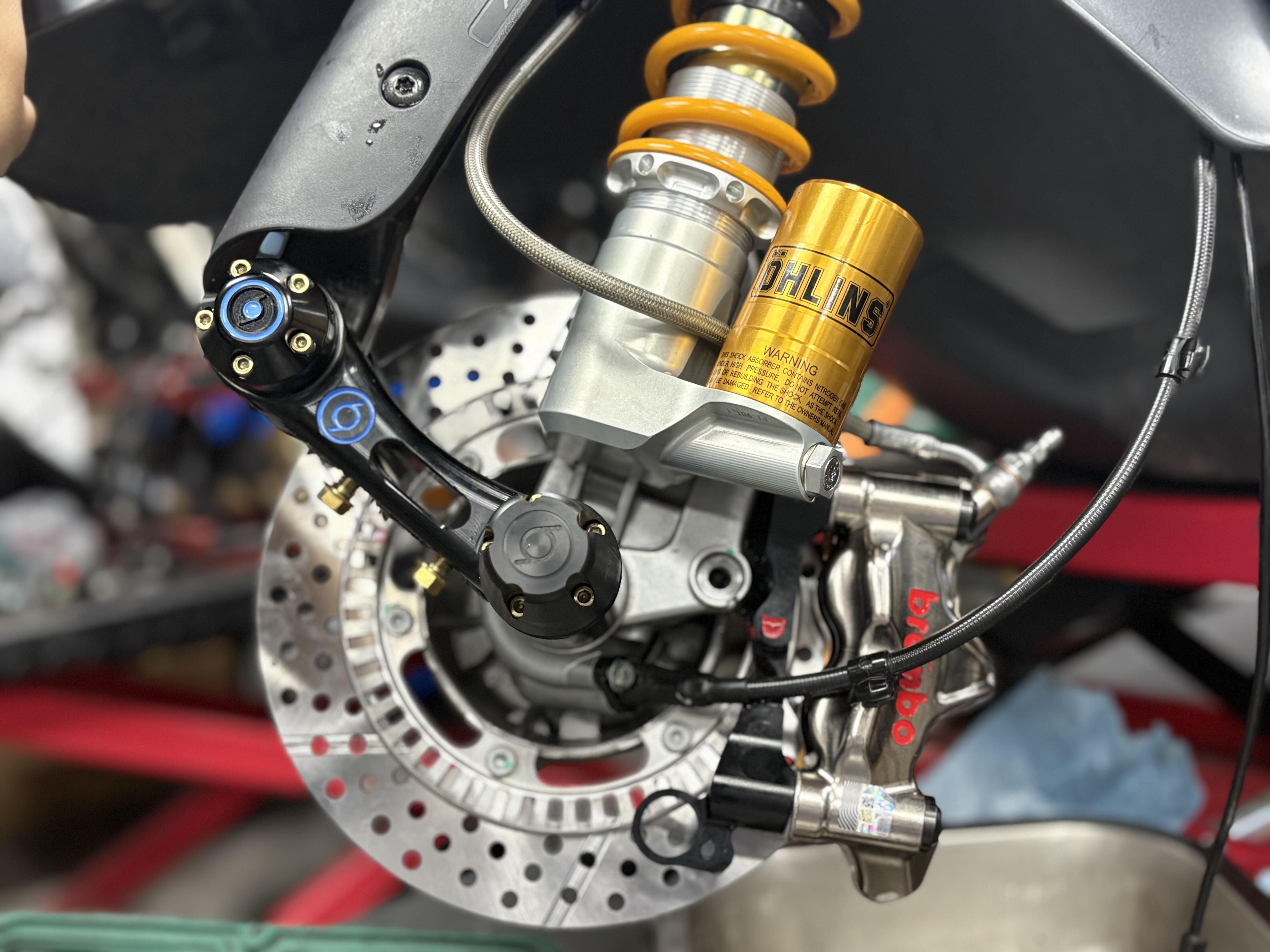 vespa GTV300改装前布雷博卡钳套装gp4rx车力屋刹车盘转接码