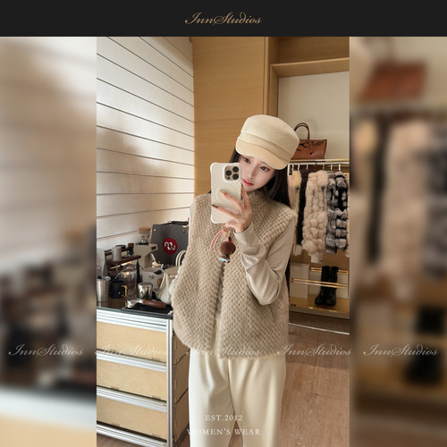 Innstudios“菠萝马甲”立体纹仿草草搭配感立领环保毛马甲晴大大