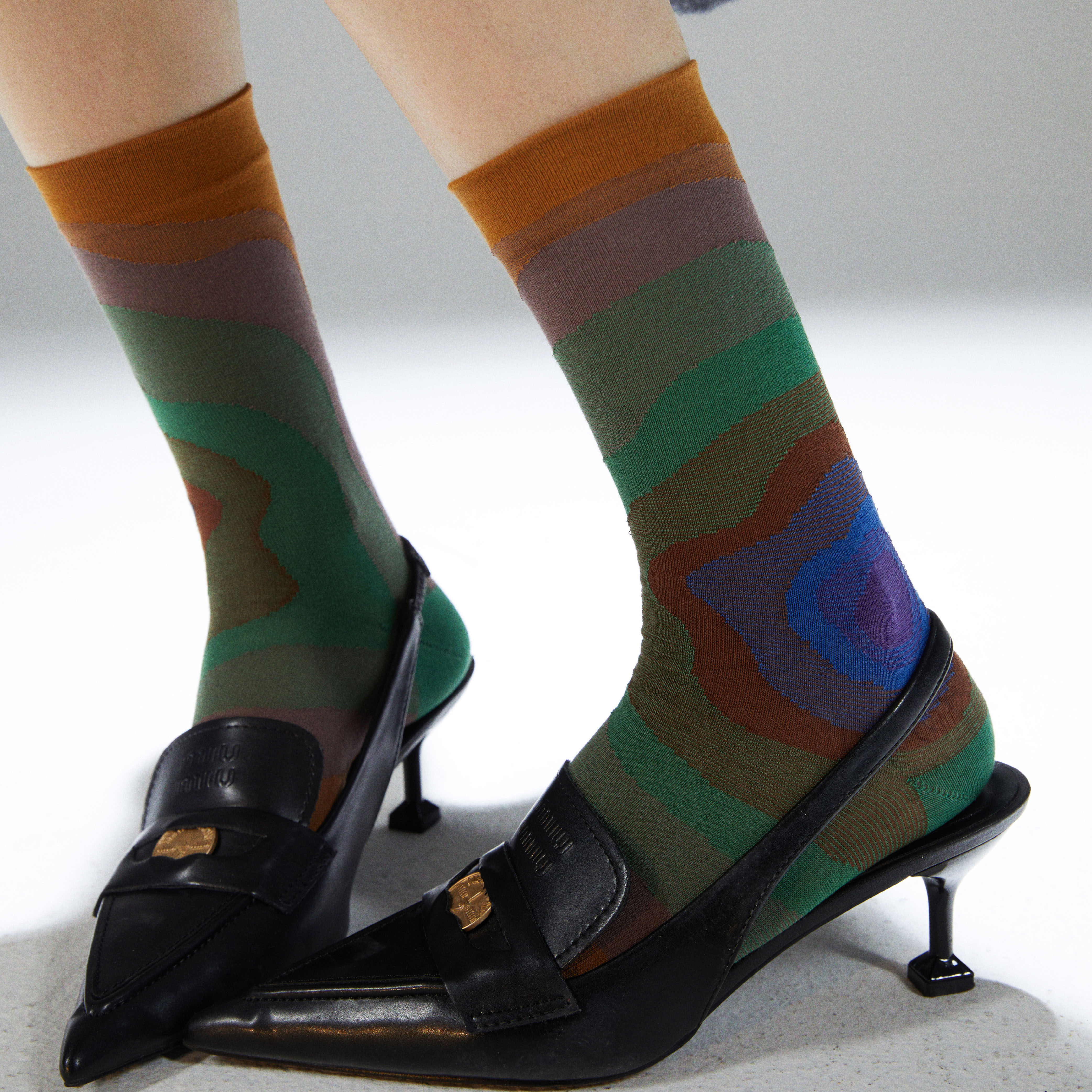 sioiciki时尚设计蓝绿渐变中筒袜