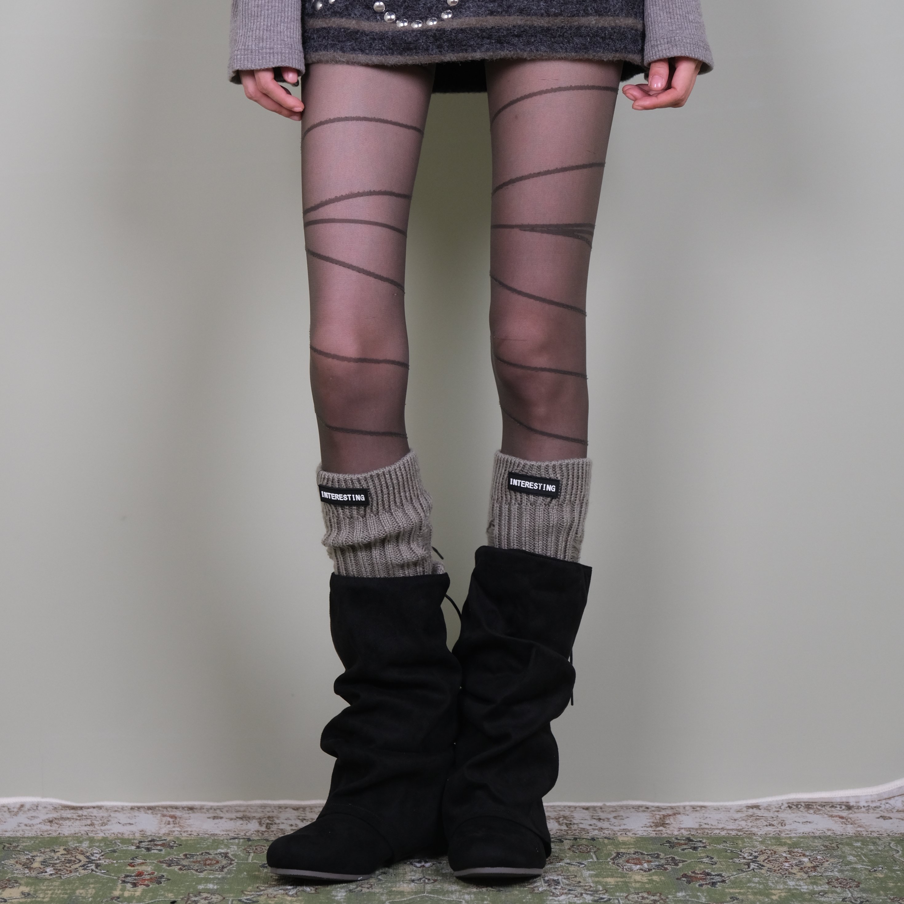 条纹底袜搭配破洞袜套