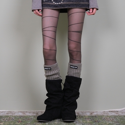 条纹底袜搭配破洞袜套