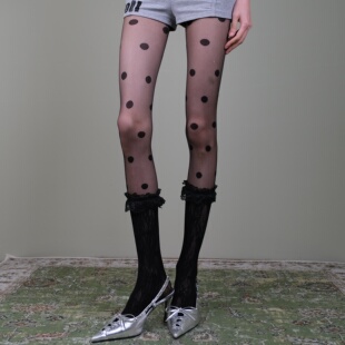 西岭【波点黑丝 + 蕾丝边网袜叠穿女 复古甜酷风 搭灰色短裤潮袜