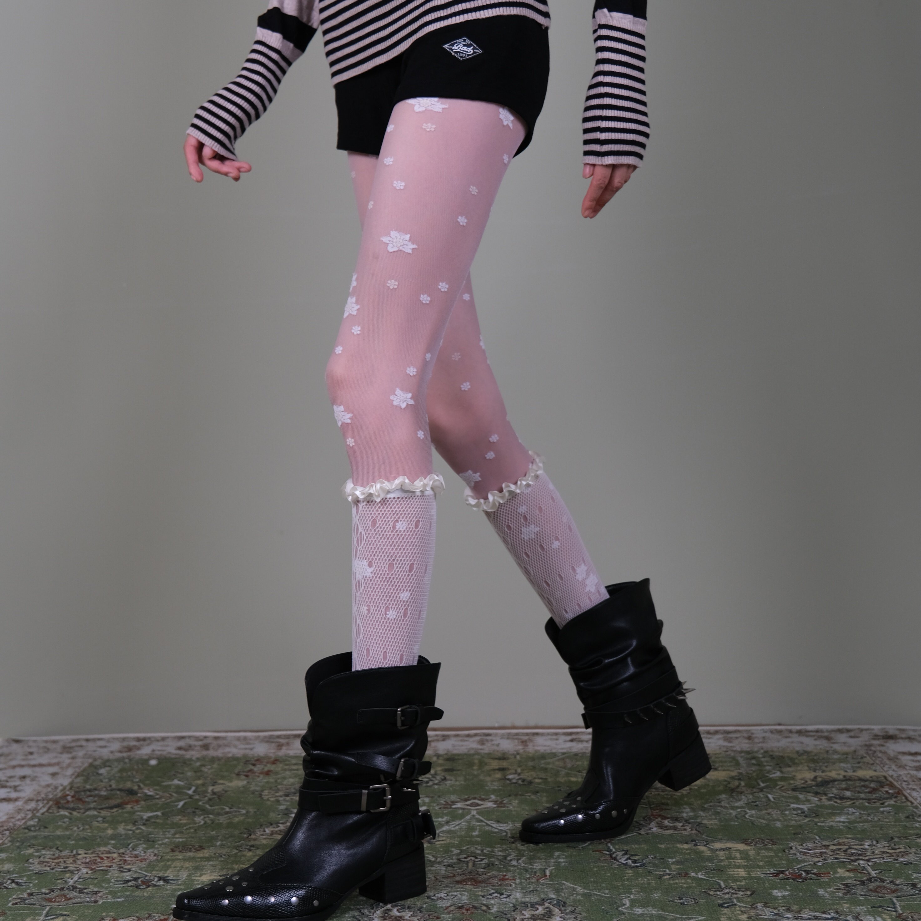 西岭【甜美暗黑白蕾丝小腿袜 秋冬与小花丝袜黑靴混搭 氛围感拉满