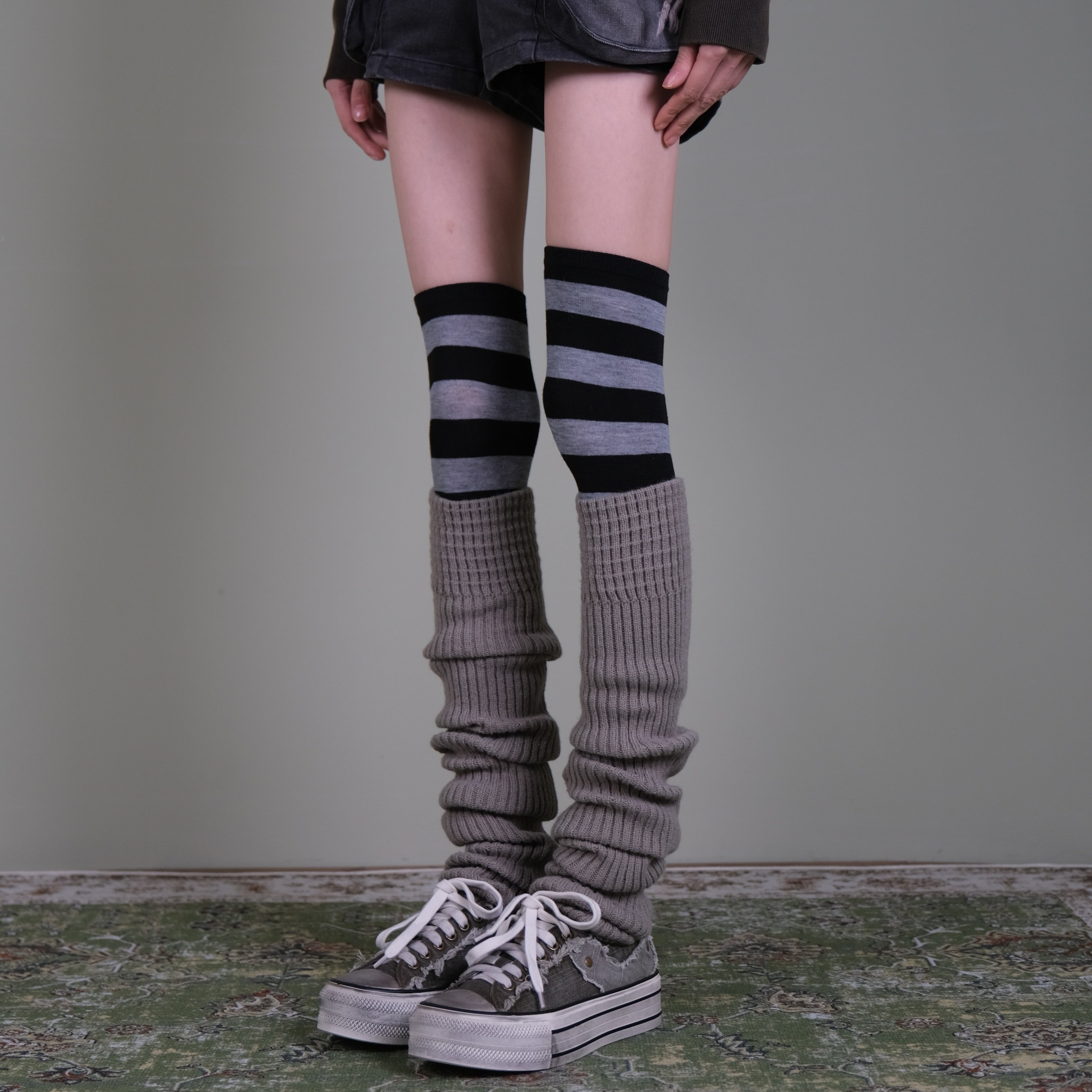 西岭【黑灰条纹过膝袜女 街头叠穿潮酷风 搭卡其堆堆袜套