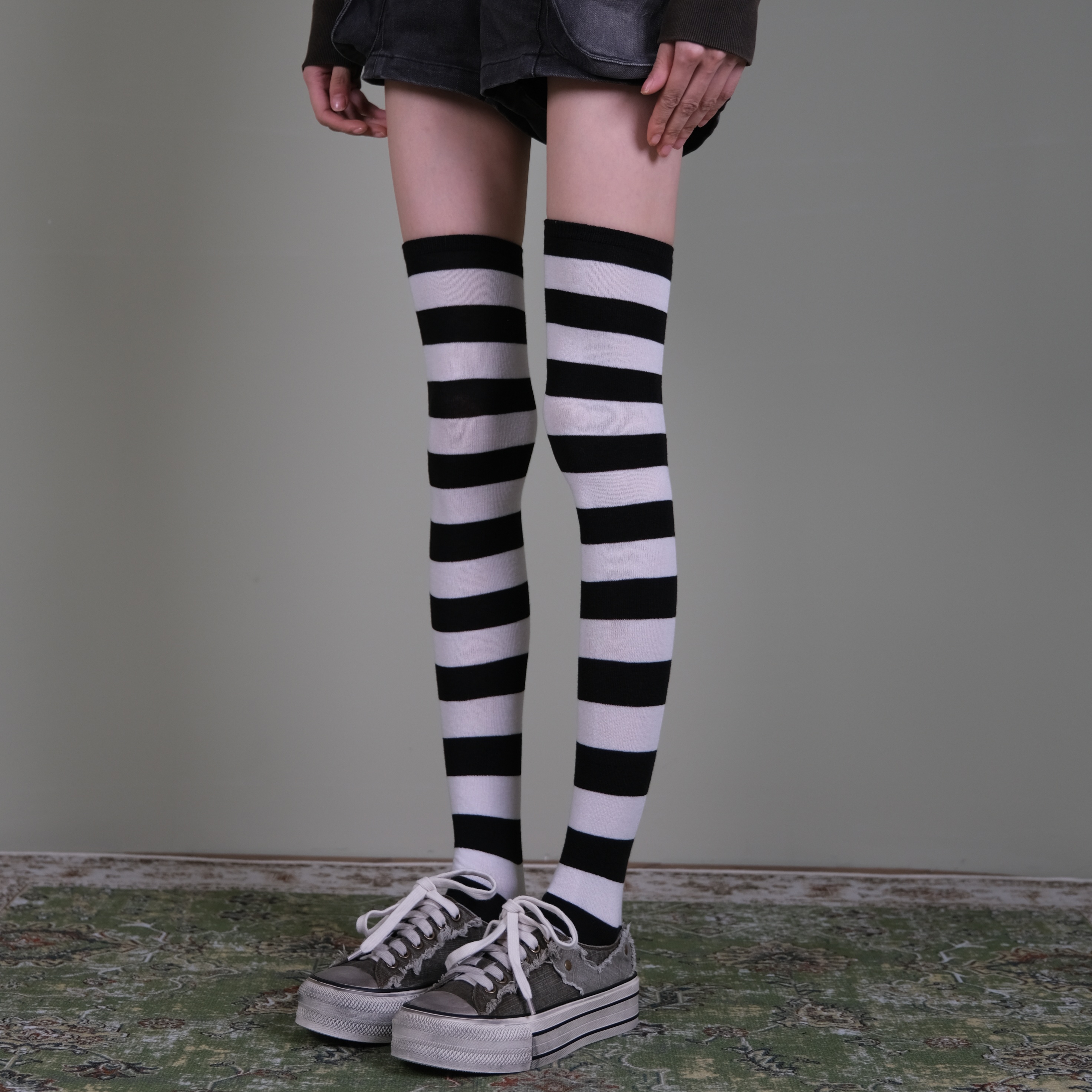 黑白宽条纹过膝袜女街头轻亚风