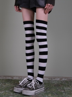 黑白宽条纹过膝袜女街头轻亚风