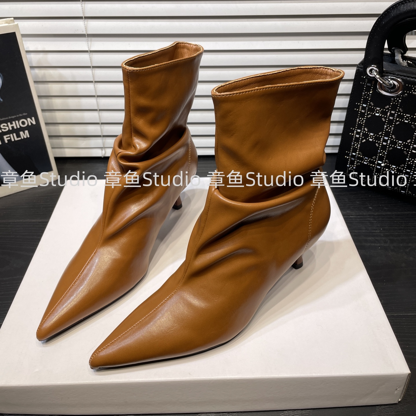 气质！高级深咖色尖头皱褶短靴