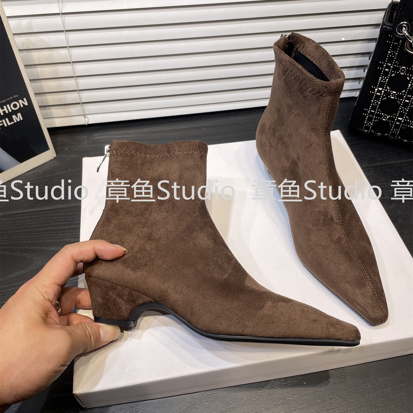 法式复古粗跟后拉链尖头短靴女