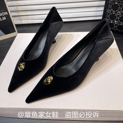 法式复古丝绒金属扣尖头高跟鞋