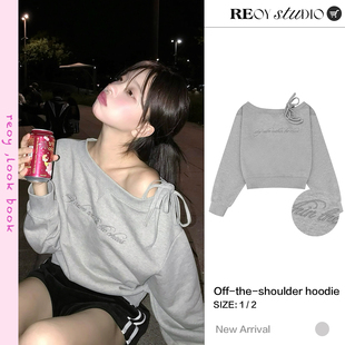 REOY Stu”韩系字母刺绣露肩绑带浅灰色卫衣斜肩短款长袖上衣女
