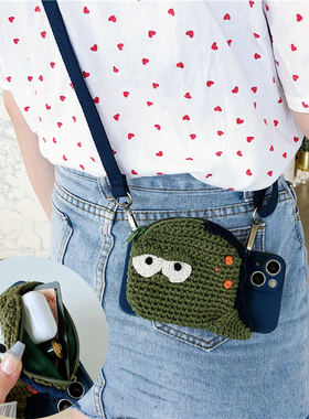 卡通绿色恐龙零钱包一体13适用苹果17promax手机壳斜挎带挂绳iphone16P毛线编织可爱Air收纳包15plus背包式14