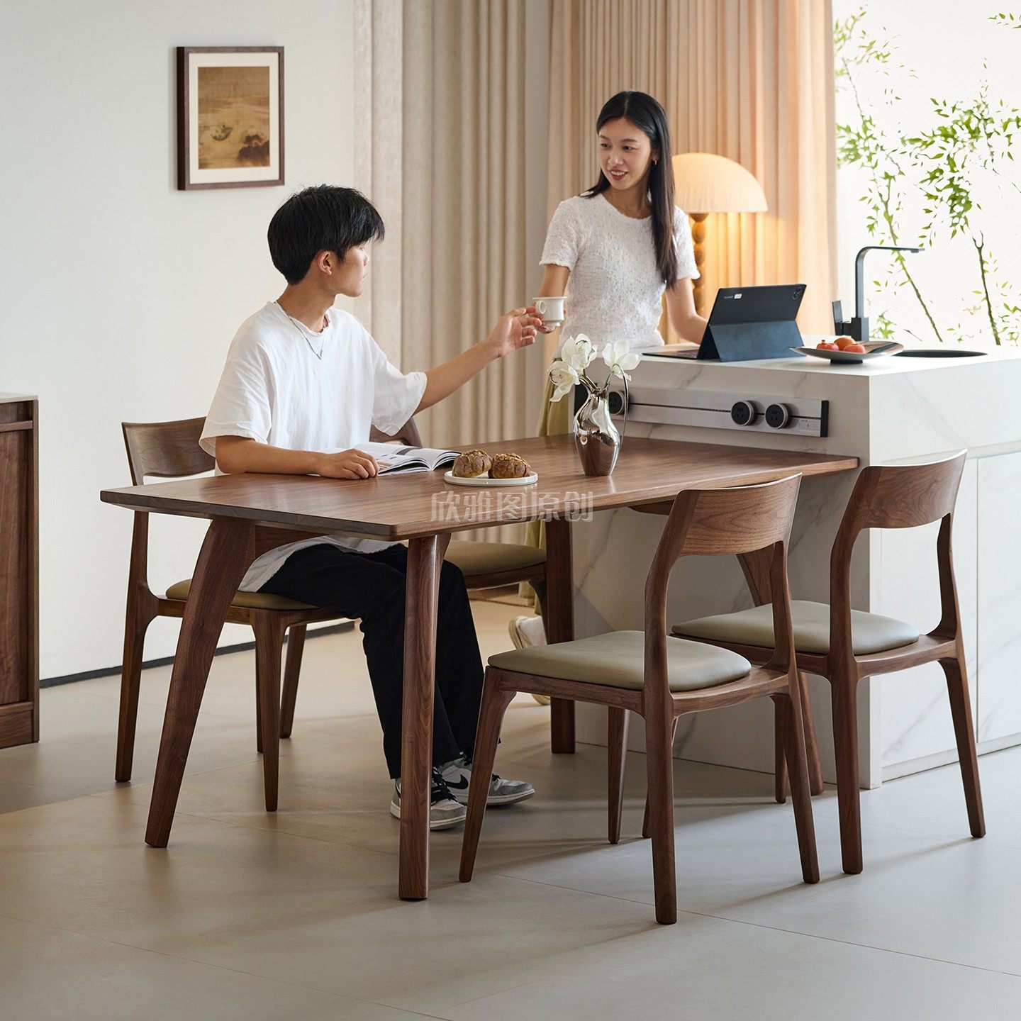 北美黑胡桃木实木餐桌