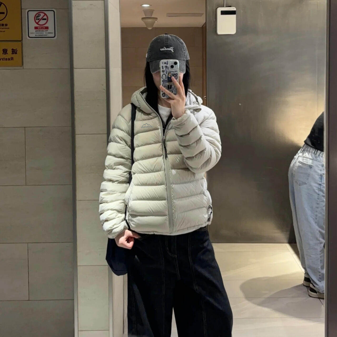 冬季女短款轻薄白鸭绒连帽羽绒服