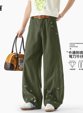 男士绿色卡通刺绣牛仔裤男款美式高街弯刀裤2026新款裤子百搭潮流