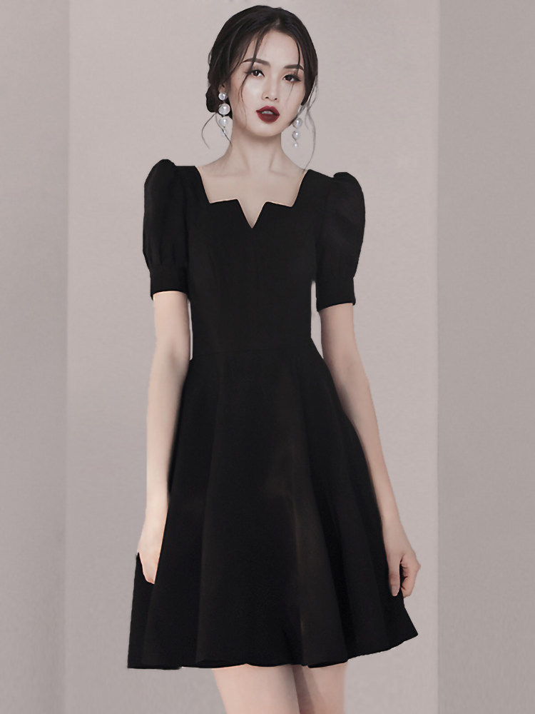 短袖连衣裙女2026年夏款新款法式小礼服收腰泡泡袖a字赫本小黑裙