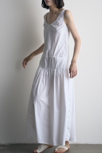 PIECE MIND【25新款】白色无袖拼接廓形连衣裙