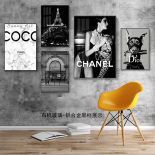 奢侈品LOGO装饰画高级轻奢黑白挂画卧室试衣间壁画服装店拍照道具