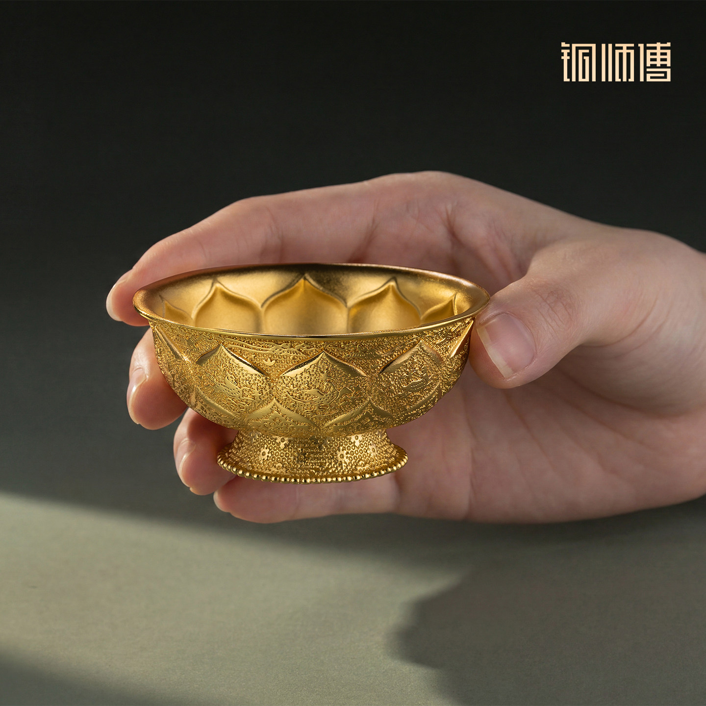 铜师傅《鸳鸯莲瓣纹金碗铜摆件》