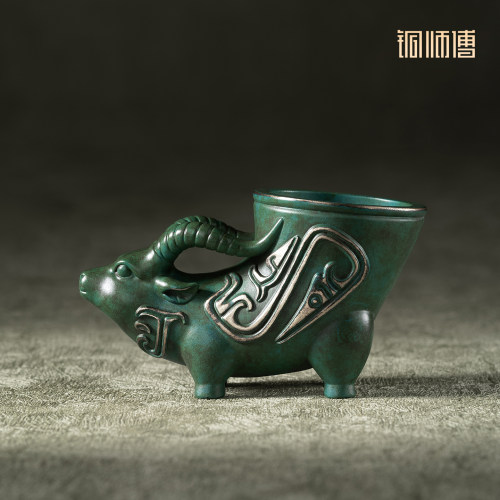 铜师傅《镶金兽首玛瑙杯铜摆件》