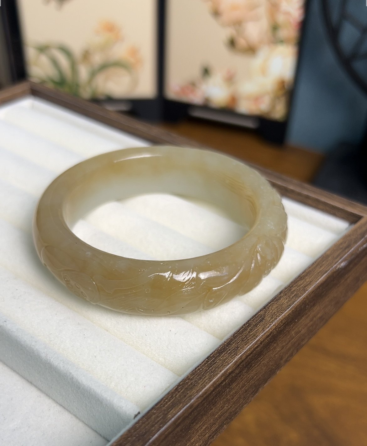 新疆直发正品和田玉且末糖手镯天然玉石老料镯子雕花56.5带证书