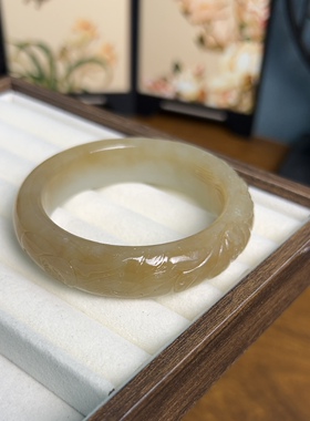 新疆直发正品和田玉且末糖手镯天然玉石老料镯子雕花56.5带证书