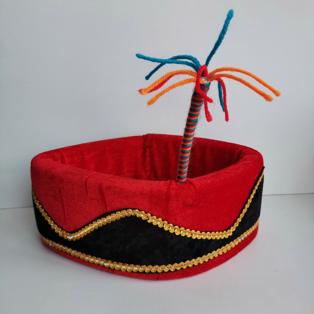 彝族男孩海绵帽子红色海绵帽子