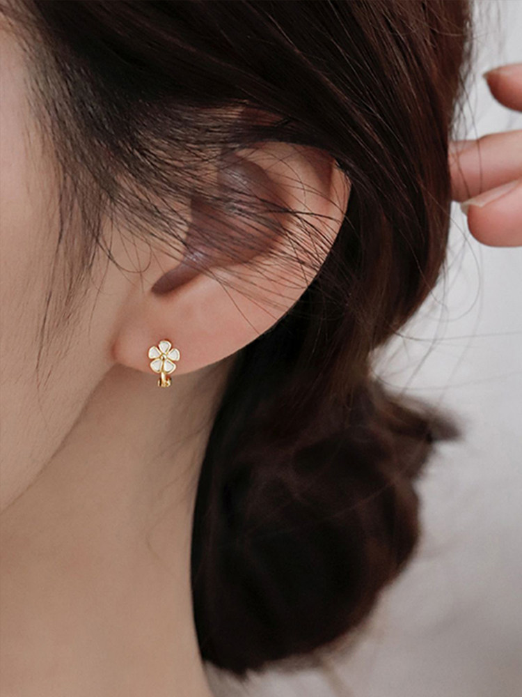 FLOWER EARRINGS 2023 NEW HIGH-END LIGHT LUXURY  STUD EARRINGS FOR WOMEN NICHE DESIGN SMALL DELICATE AND SIMPLE EARRINGS