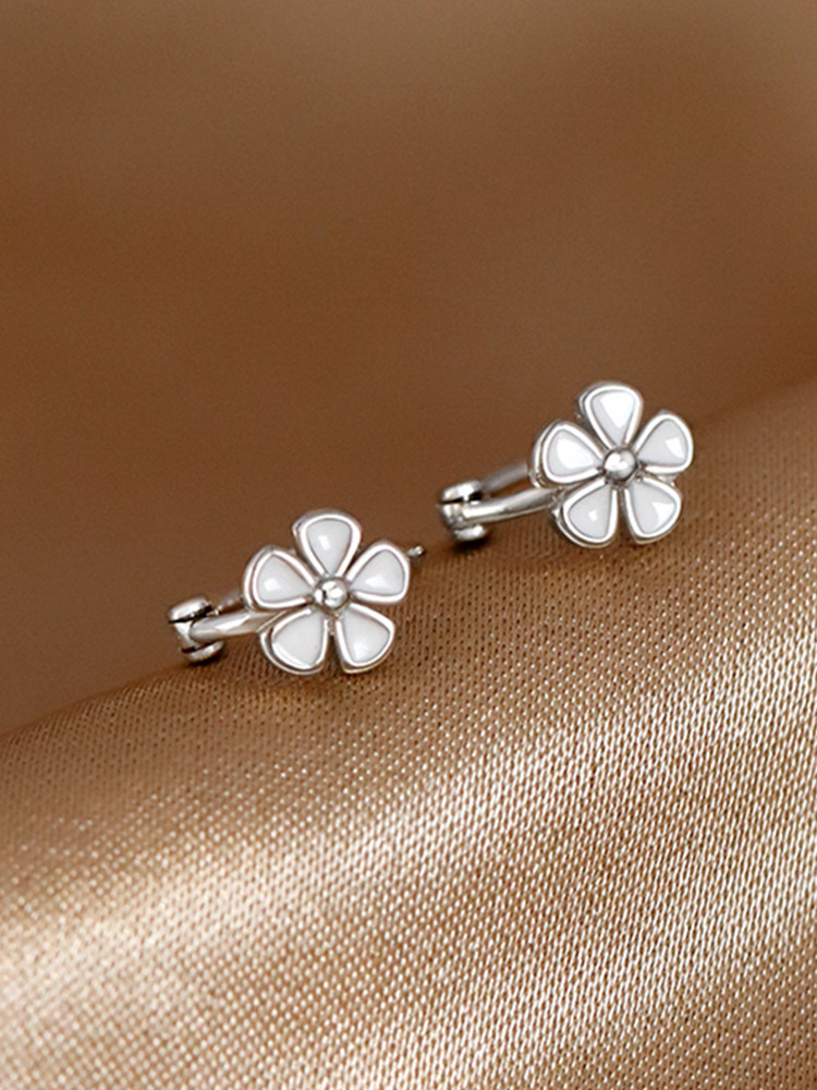 FLOWER EARRINGS 2023 NEW HIGH-END LIGHT LUXURY  STUD EARRINGS FOR WOMEN NICHE DESIGN SMALL DELICATE AND SIMPLE EARRINGS