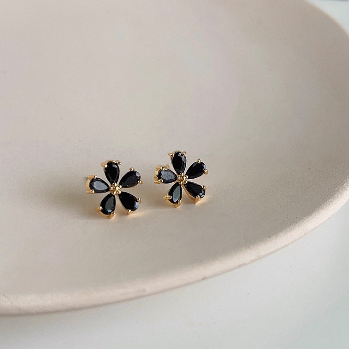 高级感气质锆石黑色小花925银针