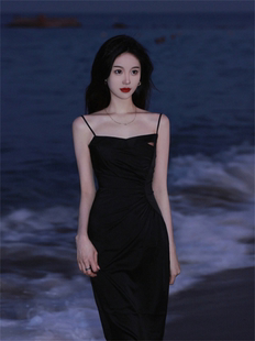 法式 小黑裙高端轻奢小众聚会平时可穿成人礼赫本风性感吊带连衣裙