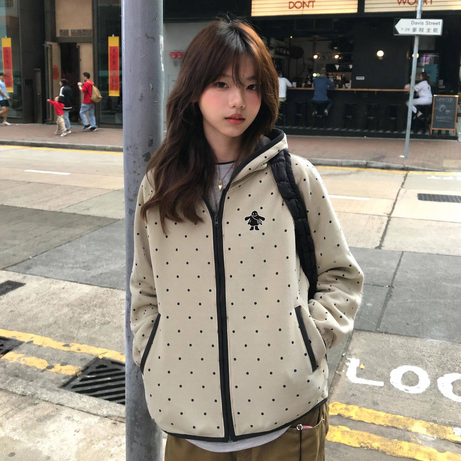 燕麦色黑波点连帽卫衣女早秋拉链外套黑色领口小刺绣宽松显瘦上衣