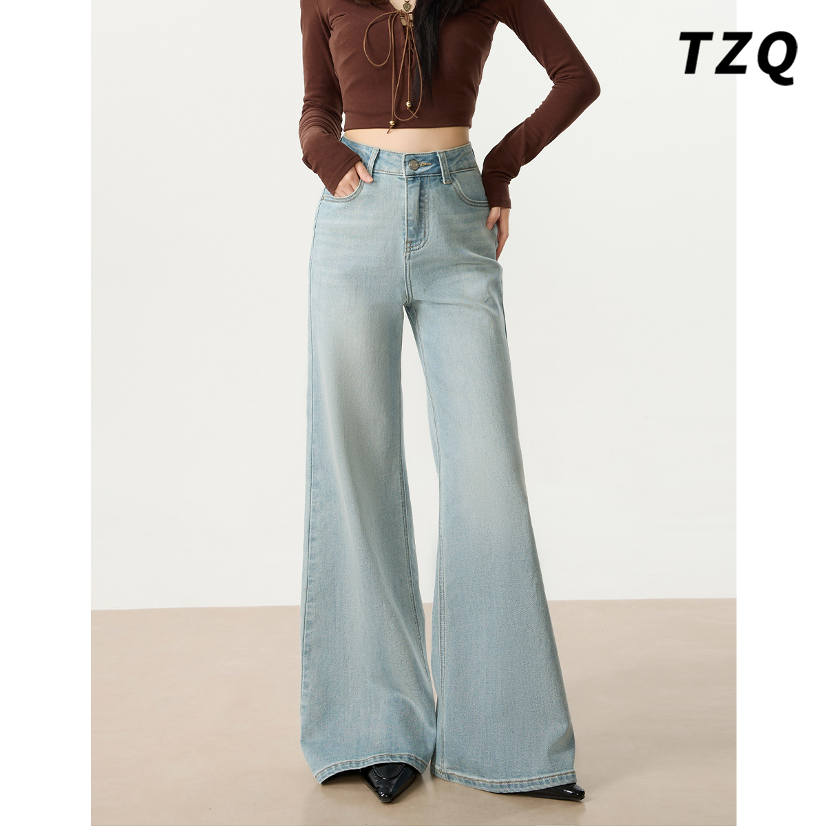 浅蓝色宽松微喇牛仔裤
