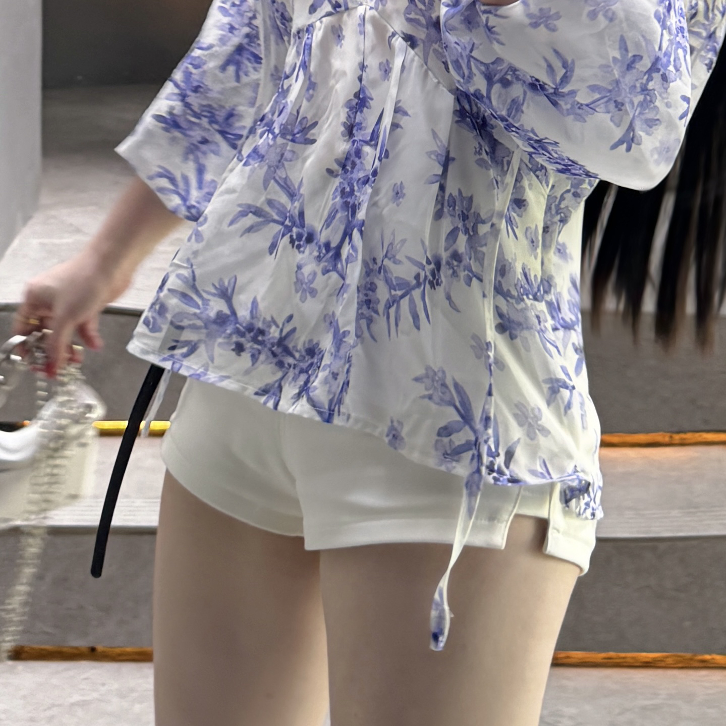 下半身消失 西装短裤巨显腿长开叉短裤超短前短后长