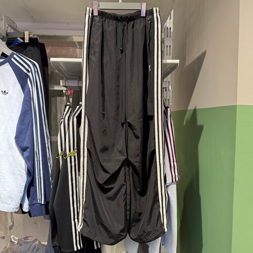 Adidas阿迪达斯三叶草女宽松透气三条纹运动长裤梭织伞兵裤KF9615
