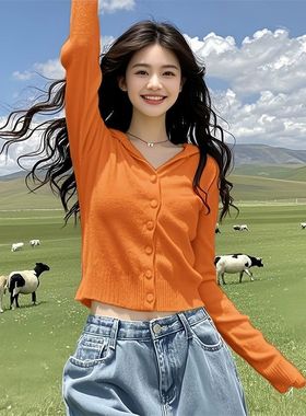 橙色短款连帽毛衣针织开衫女装2025秋季新款设计感小众慵懒风上衣