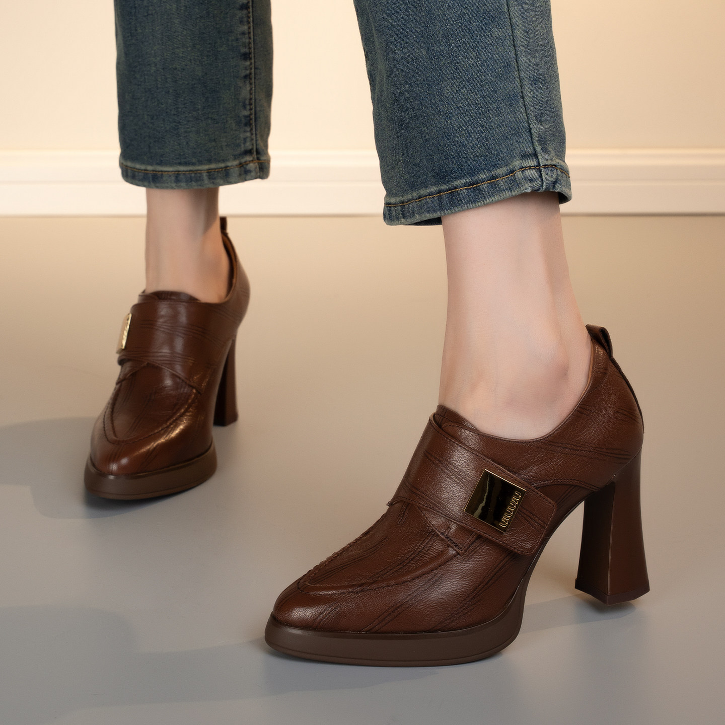 复古风真皮尖头粗跟深口单鞋女高跟金属装饰通勤时尚百搭法式复古,女鞋,深口单鞋,淘宝优惠券,粉丝福利购,淘宝优惠卷